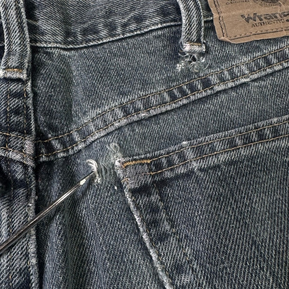 Wrangler Mens Denim Shorts Dark Wash Relaxed Fit Workwear Size 34 Causual - Picture 3 of 15